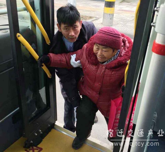 用 1 王建軍幫助老年乘客登車.jpg